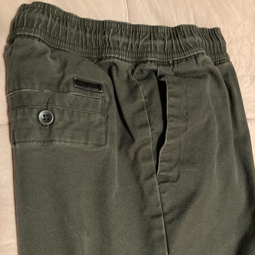 Great pair of Men’s pants, dark green.